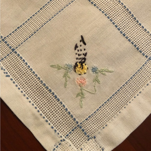 Vintage table topper & (4) matching hand-stitched floral linen napkins - Picture 10 of 12